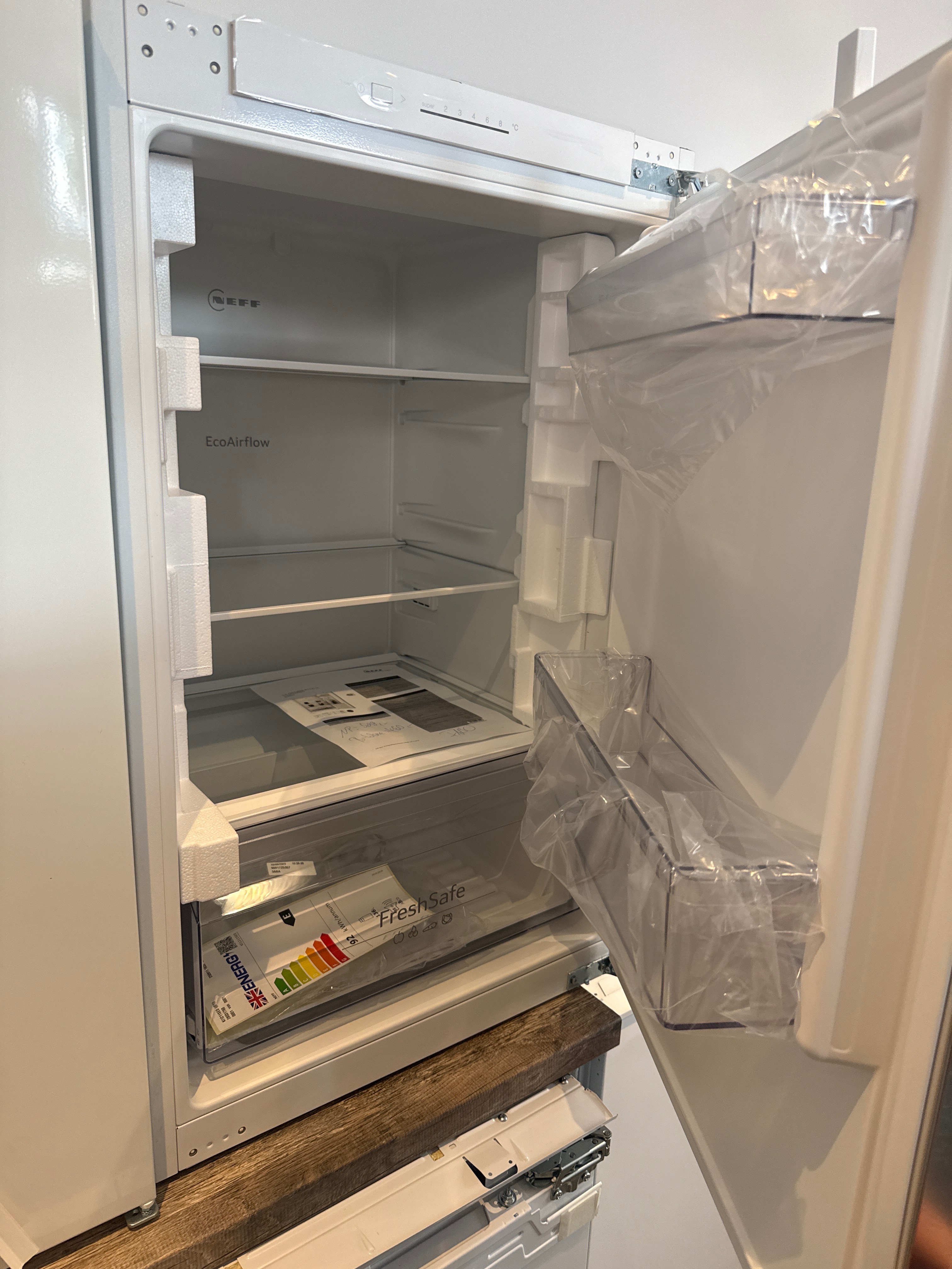 Einbaukühlschrank 88cm Schleppscharnier