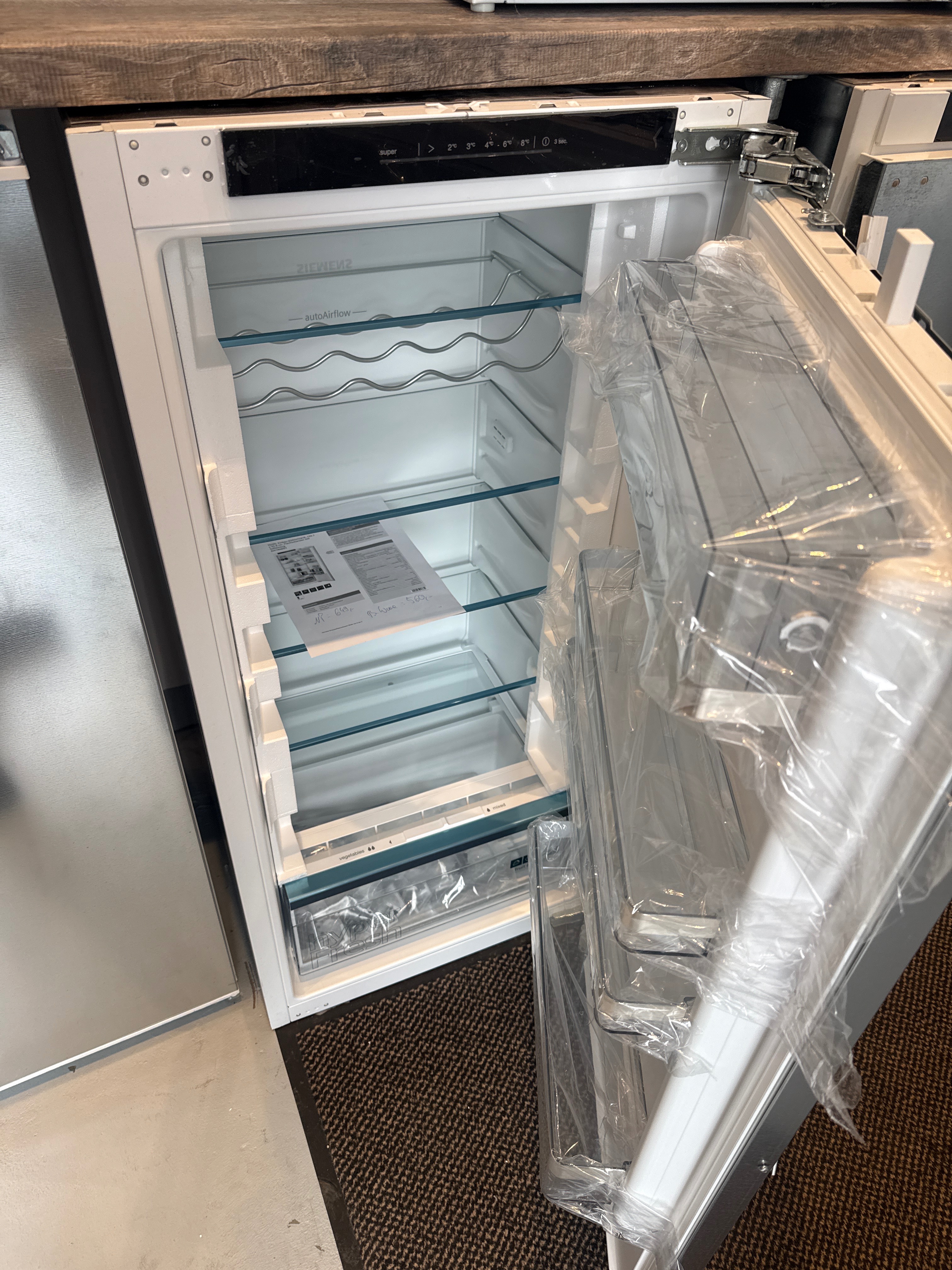 Einbaukühlschrank mit Gefrierfach 122 cm